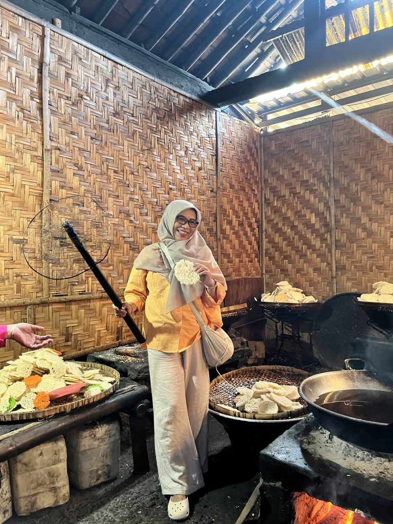 Proses pembuatan rengginang tradisional di sekitar Borobudur